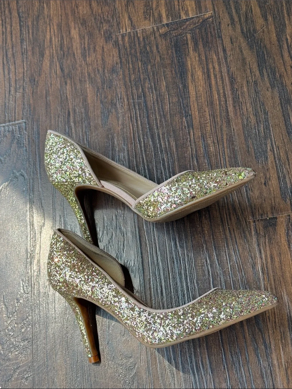 Jessica Simpson Glistening ✨ Glitter Pointed-Toe Pumps in Gold